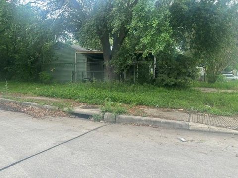 Photo of 6003 Southmont Street, Houston, TX 77033 (MLS # 10462382)