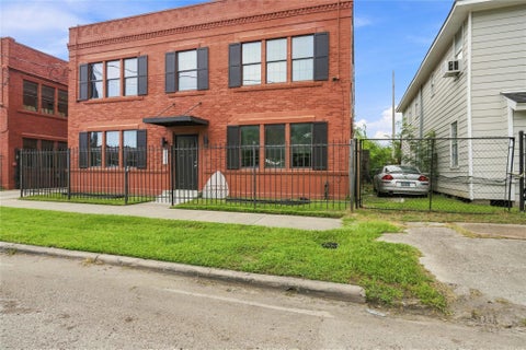 Photo of 6827 Avenue C #C, Houston, TX 77011 (MLS # 26398262)