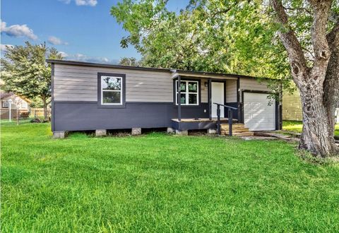 Photo of 805 19th Avenue N, Texas City, TX 77590 (MLS # 55850545)