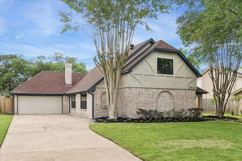 Photo of 2923 Kenross Street, Houston, TX 77043 (MLS # 63191259)