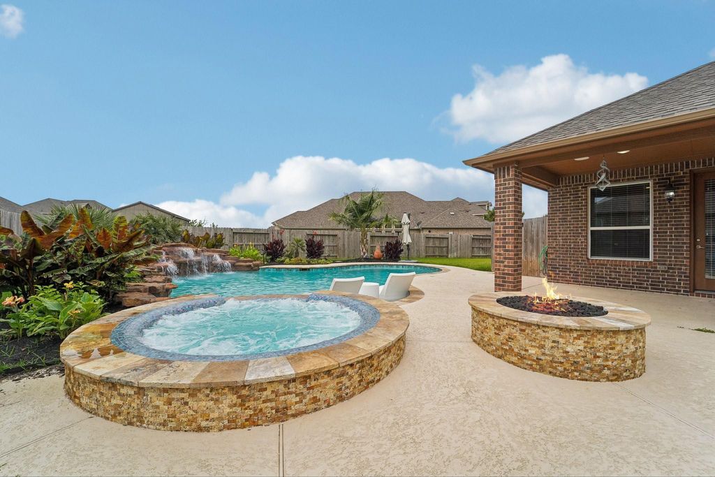 Photo of 2205 Briarstone Bluff Crossing, Pearland, TX 77089 (MLS # 81850978)