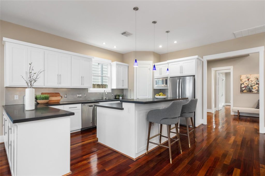 Photo of 916 Nicholson Street, Houston, TX 77008 (MLS # 77046795)