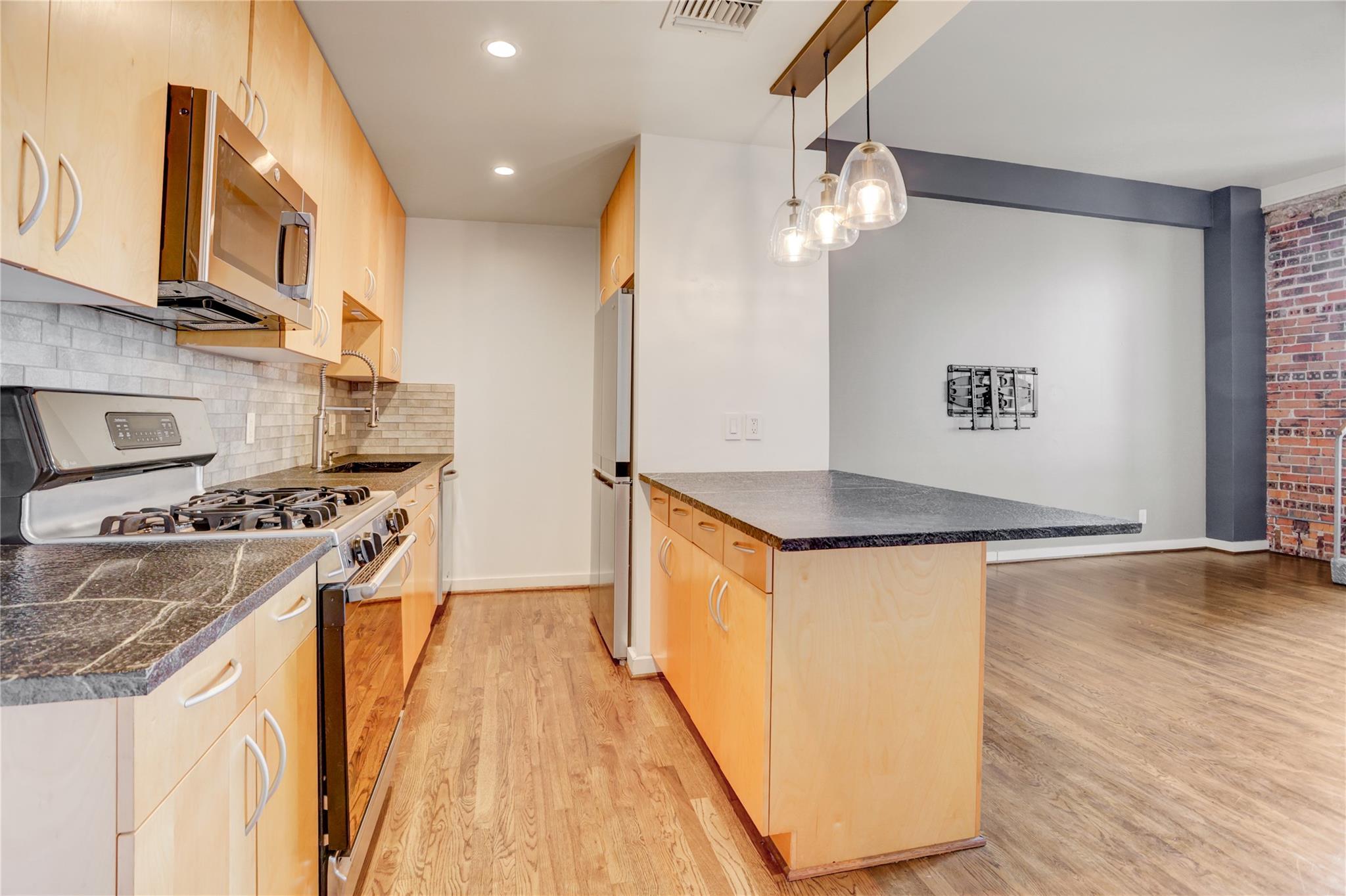 915 Franklin Street 5L
