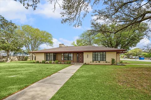 Homes For Sale - 322 E Obryant Street<br/> Austin County, Bellville, TX 77418