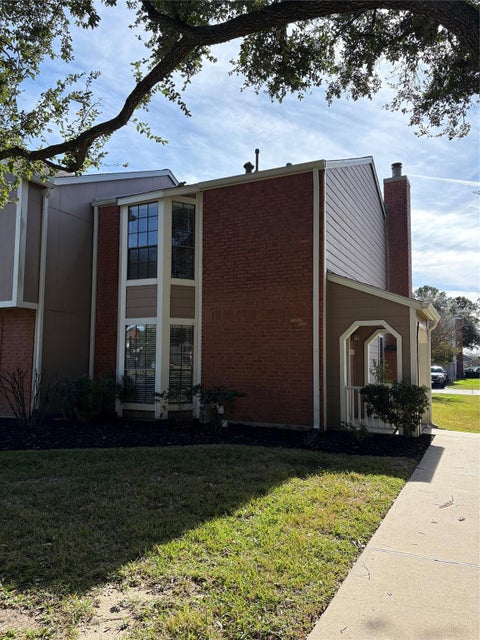 Townhouse For Sale - 17281 Saturn Lane<br/> Houston, TX 77058
