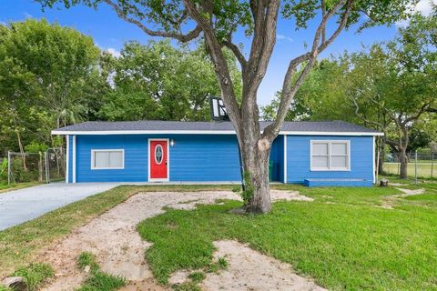Photo of 619 Avenue B, La Marque, TX 77568 (MLS # 77115615) Photo of 619 Avenue B, La Marque, TX 77568 (MLS # 77115615)