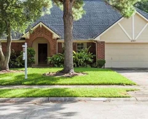 Homes For Rent - 4707 Linden Place<br/> Pearland, TX 77584