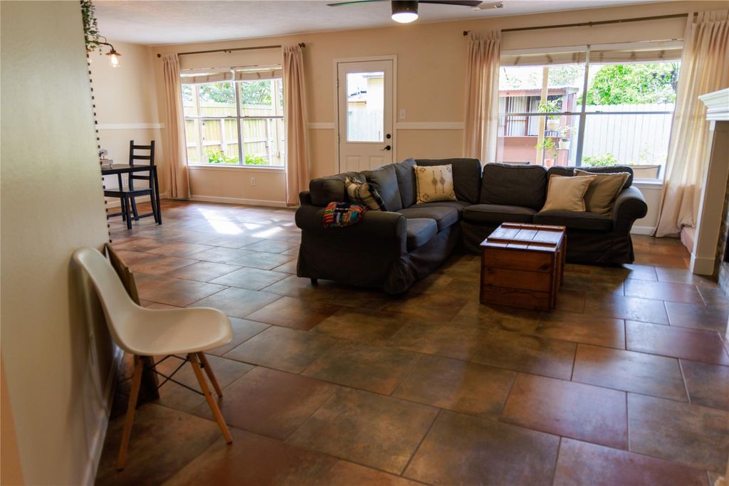 Photo of 807 Oak West DR, Houston, TX 77073 (MLS # 37291194)