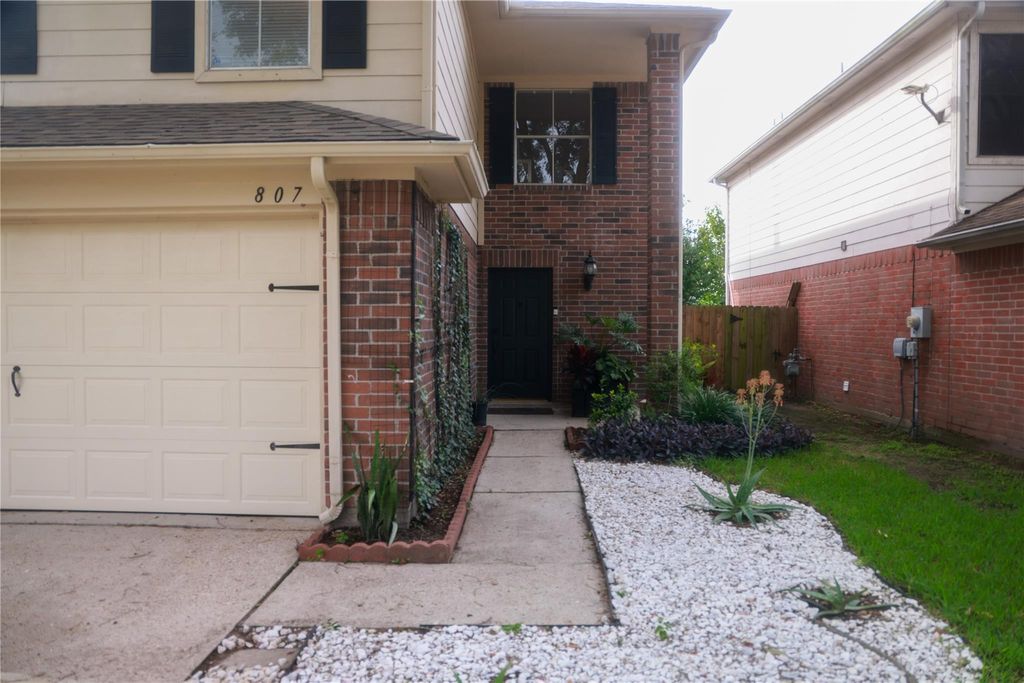 Photo of 807 Oak West DR, Houston, TX 77073 (MLS # 37291194)