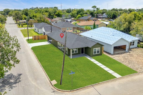 Photo of 1301 Hawthorne Street, Baytown, TX 77520 (MLS # 55399500)