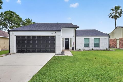 Photo of 3703 Misty Cove Court, Dickinson, TX 77539 (MLS # 40311211)