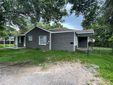 Photo of 2330 Cedar Drive, La Marque, TX 77568 (MLS # 13309518) Photo of 2330 Cedar Drive, La Marque, TX 77568 (MLS # 13309518)