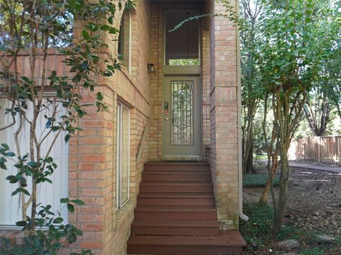 Photo of 31 N Lakeridge Circle, The Woodlands, TX 77381 (MLS # 45585974)
