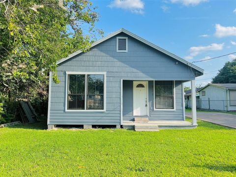 Photo of 936 Bennington Street, Houston, TX 77022 (MLS # 4708135)