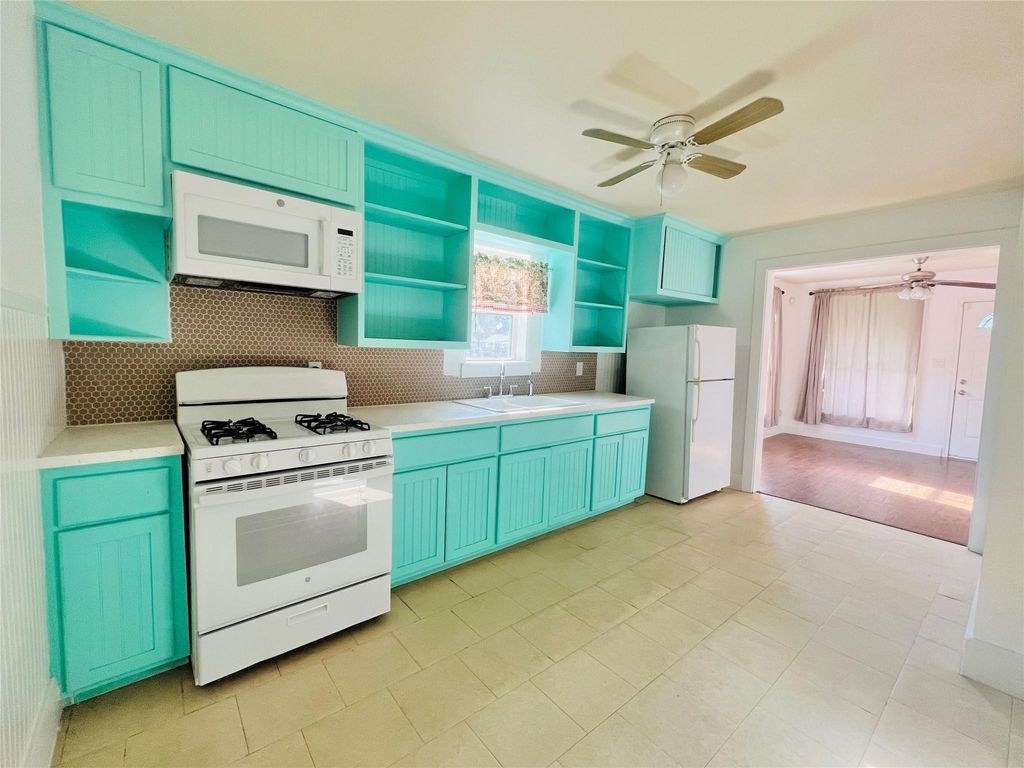 Photo of 936 Bennington Street, Houston, TX 77022 (MLS # 4708135)