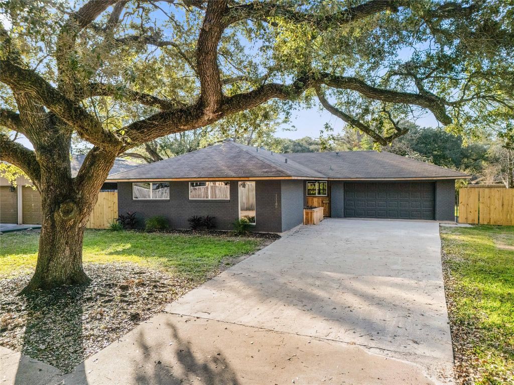 Photo of 11106 Huggins Drive, Houston, TX 77035 (MLS # 5142524)