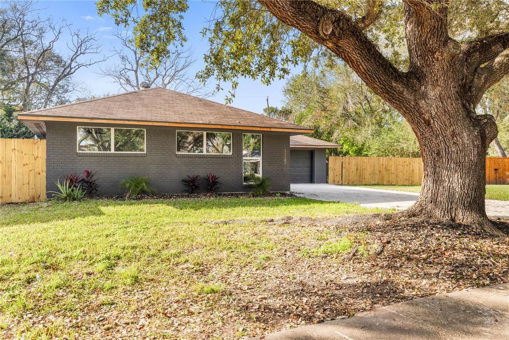 Photo of 11106 Huggins Drive, Houston, TX 77035 (MLS # 5142524)