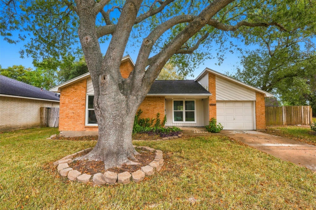 Photo of 3011 Helmsley Drive, Pearland, TX 77584 (MLS # 87978189)