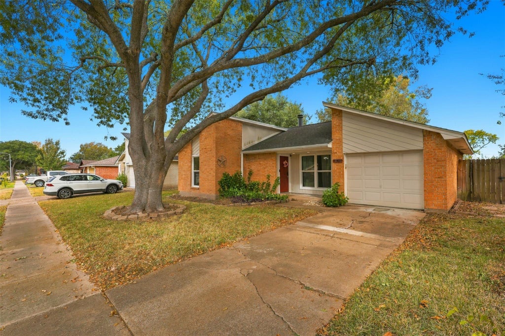 Photo of 3011 Helmsley Drive, Pearland, TX 77584 (MLS # 87978189)