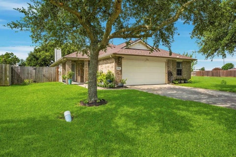 Photo of 3204 Meadow Bay Lane LN, Dickinson, TX 77539 (MLS # 5043178)