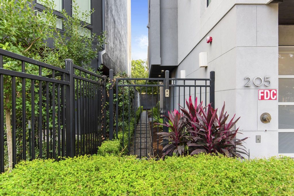 Photo of 205 Portland Street, Houston, TX 77006 (MLS # 18811261)