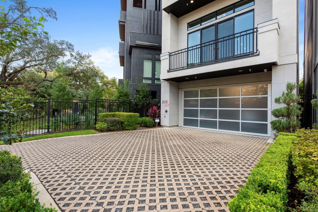 Photo of 205 Portland Street, Houston, TX 77006 (MLS # 18811261)