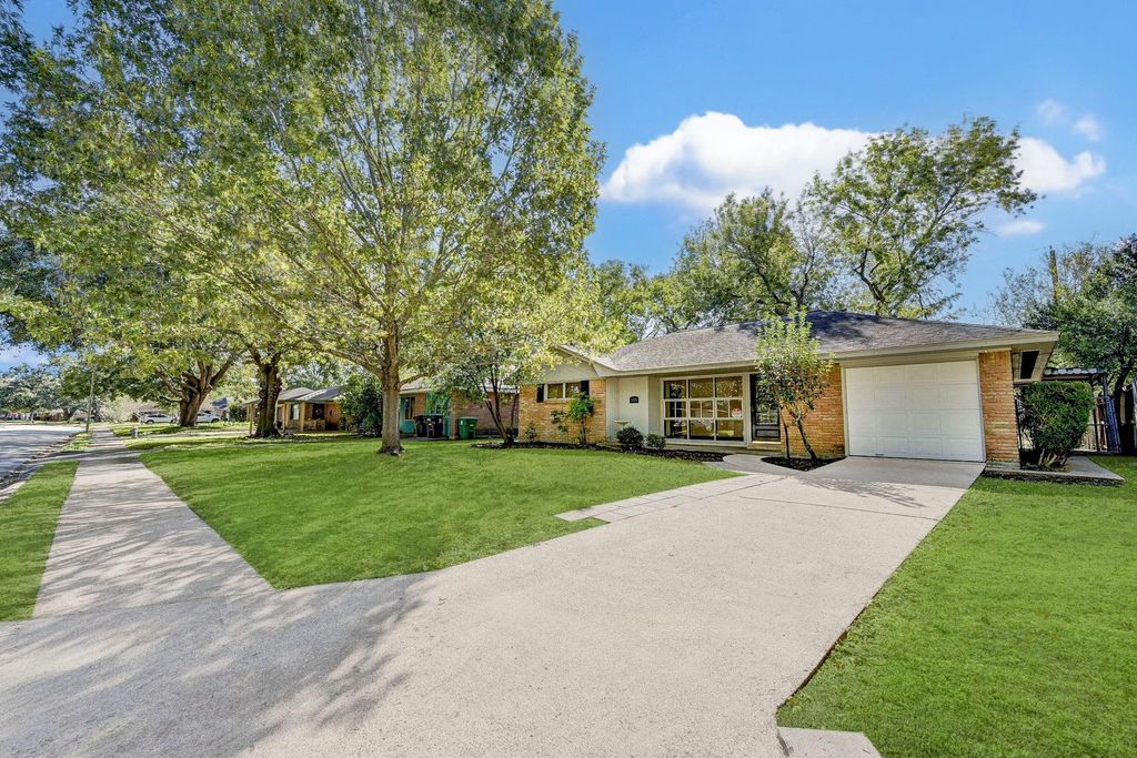 Photo of 5405 Nina Lee Lane, Houston, TX 77092 (MLS # 34944765)