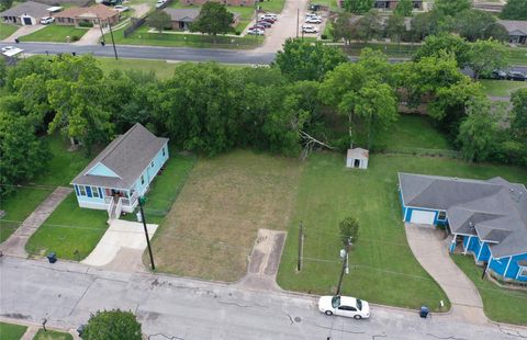 Photo of 805 W Wilkins Street, Brenham, TX 77833 (MLS # 3168046)