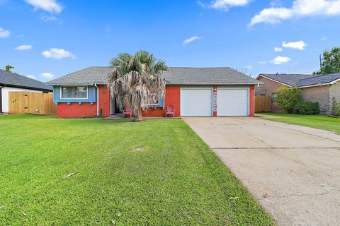 Photo of 111 Grantham Road, Baytown, TX 77521 (MLS # 70858679)