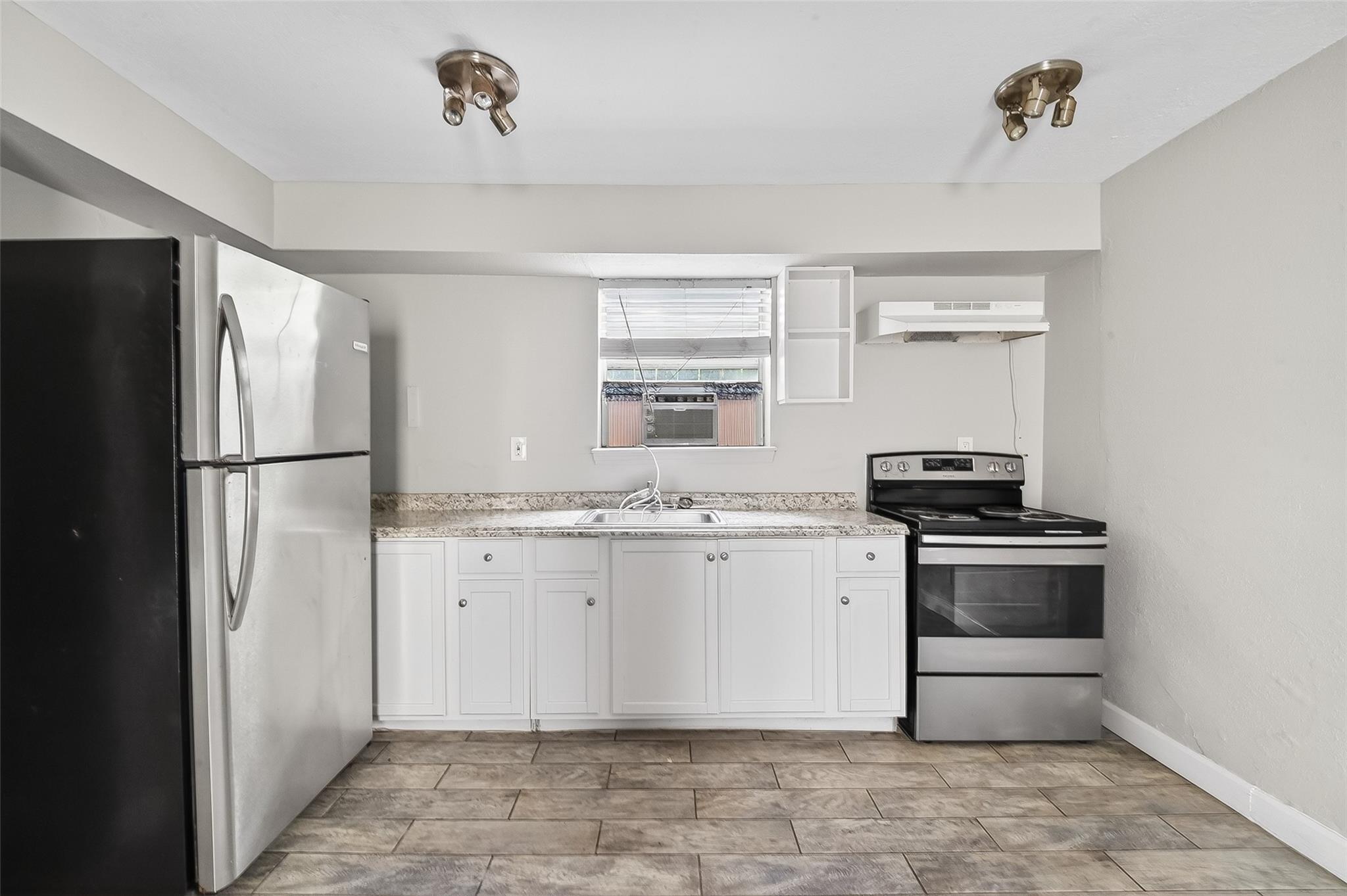 6832 Ave I