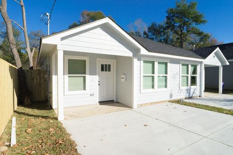 Photo of 308 S 12th Street #A, Conroe, TX 77301 (MLS # 87625511)