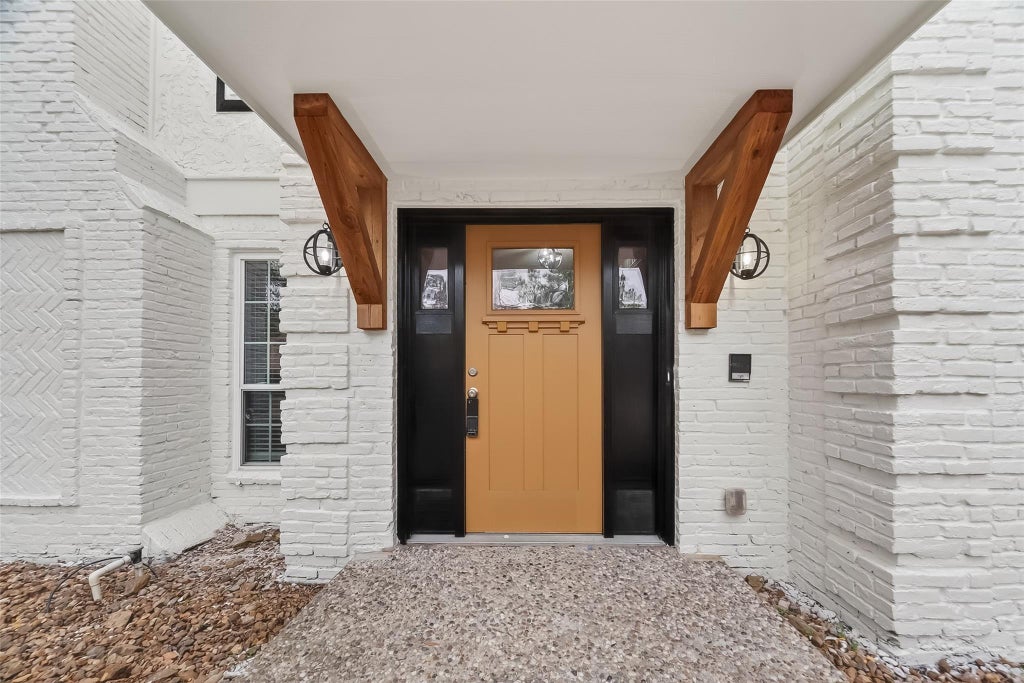 Photo of 2402 Oak Shores Drive, Houston, TX 77339 (MLS # 19314470)