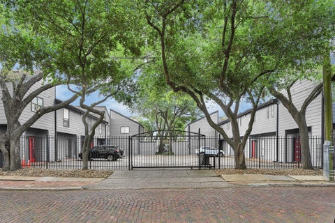 Photo of 2100 Commonwealth Street #S, Houston, TX 77006 (MLS # 68530414)