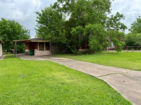 Photo of 5123 Willow Glen Drive, Houston, TX 77033 (MLS # 20088243)