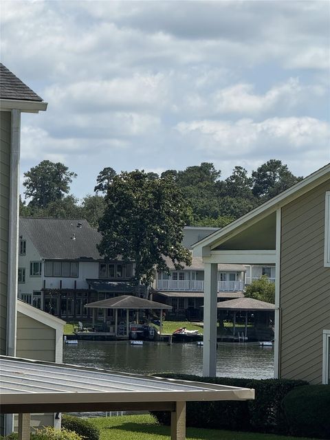 Photo of 87 April Point Drive S, Conroe, TX 77356 (MLS # 96694615)