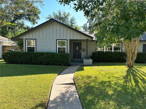 Photo of 4821 Hummingbird Street, Houston, TX 77035 (MLS # 35497189)