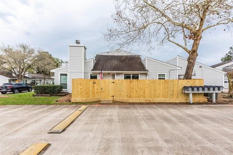 Photo of 21 Hideaway Drive, Friendswood, TX 77546 (MLS # 95362279)