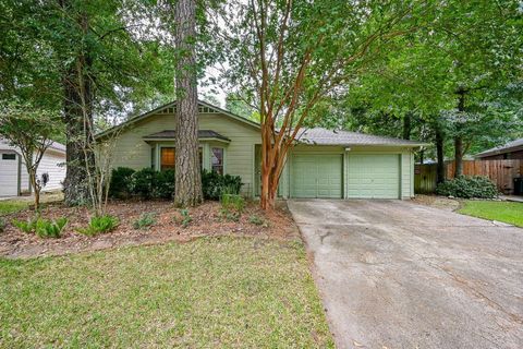 Photo of 19 Whistlers Walk Place, The Woodlands, TX 77381 (MLS # 35033923)