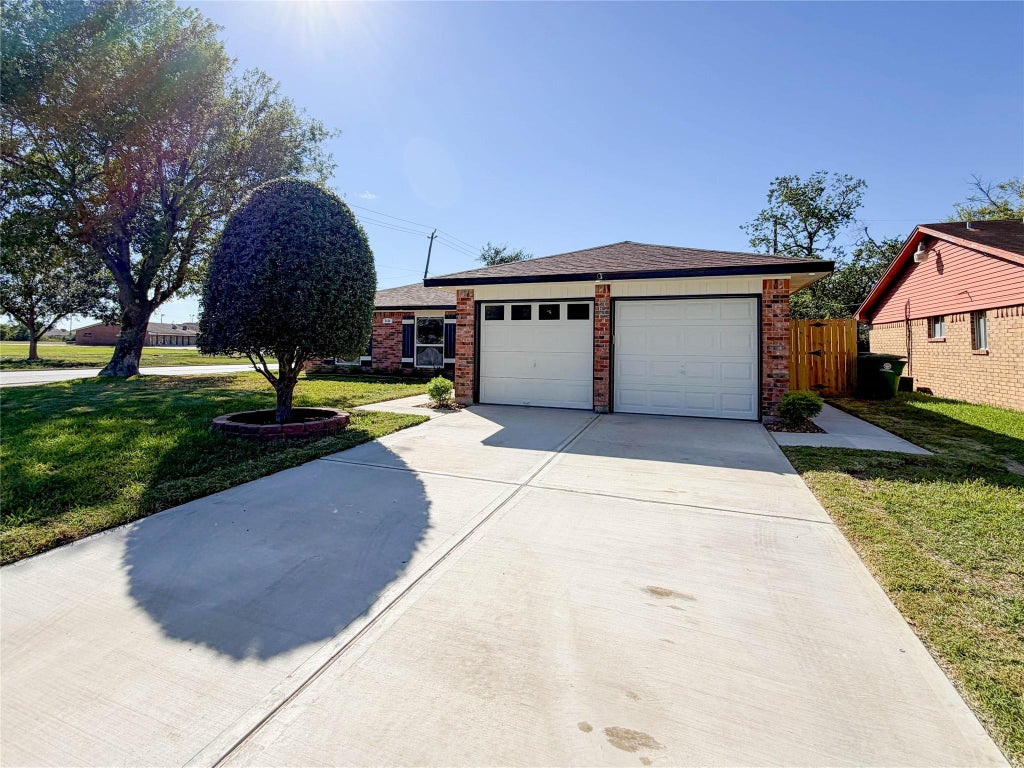 Photo of 5434 Botany Lane, Houston, TX 77048 (MLS # 35234911)