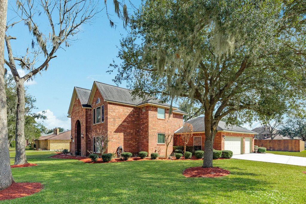 Photo of 52 Chesswood Court, Lake Jackson, TX 77566 (MLS # 25686637)