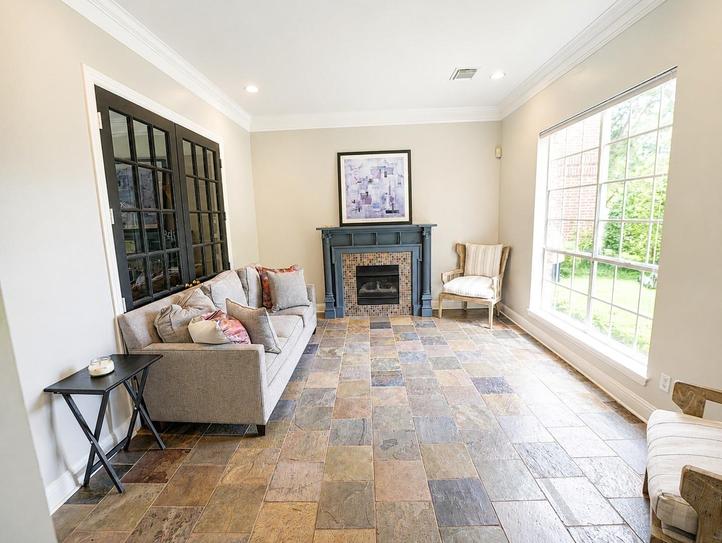 322 Lakeside Boulevard