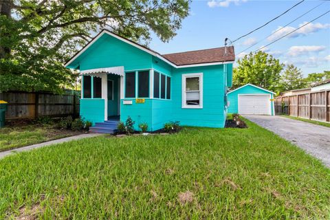 Photo of 706 E Hunnicutt Street, Baytown, TX 77520 (MLS # 85407494)