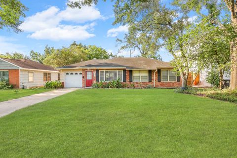 Photo of 9610 Maribelle Way, Houston, TX 77055 (MLS # 53631346)