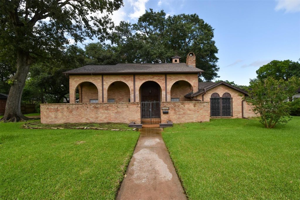 Photo of 18603 Point Lookout Drive, Houston, TX 77058 (MLS # 82348245)
