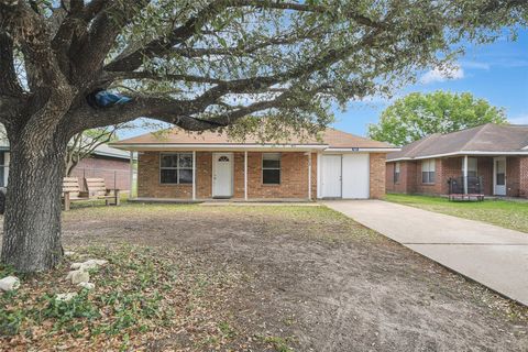 Photo of 1920 6th Street, Hempstead, TX 77445 (MLS # 26822081)