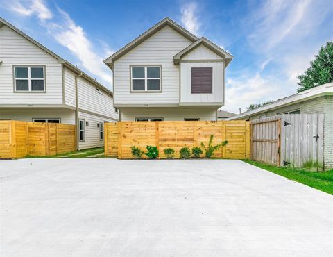 Photo of 789 Fortune Street #A-B, Houston, TX 77088 (MLS # 70566850)