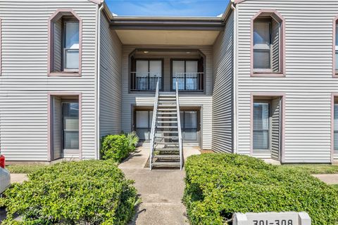 Photo of 2025 Augusta Drive #304, Houston, TX 77057 (MLS # 77931433)