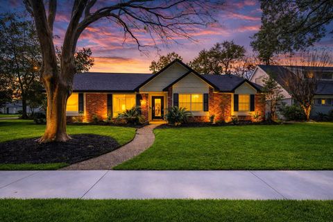 Photo of 5923 Rutherglenn Drive, Houston, TX 77096 (MLS # 93227408)