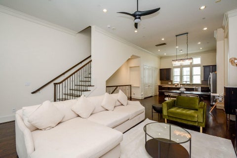 Townhouse For Sale - 2017 Fannin Station<br/> Harris County, Houston, TX 77045