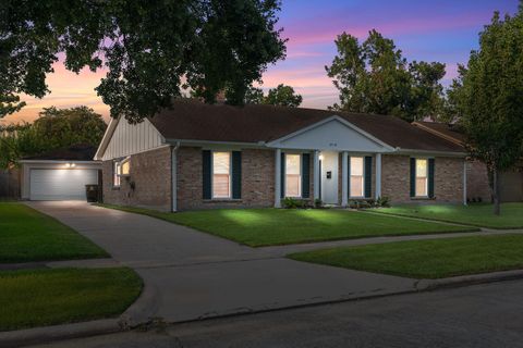 Photo of 8918 Langdon Lane, Houston, TX 77036 (MLS # 74731921)